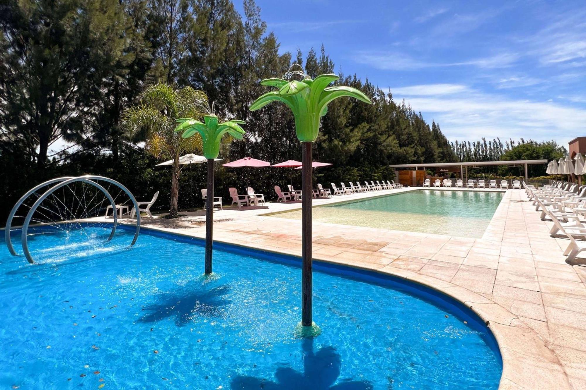 Howard Johnson Hotel & Resort Funes Exteriör bild