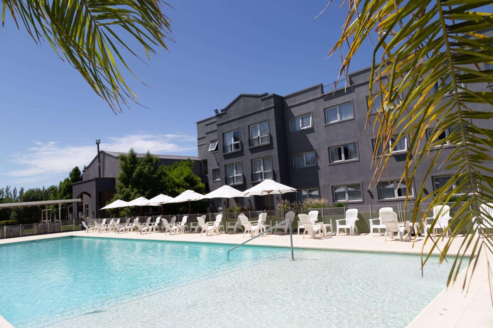 Howard Johnson Hotel & Resort Funes Exteriör bild