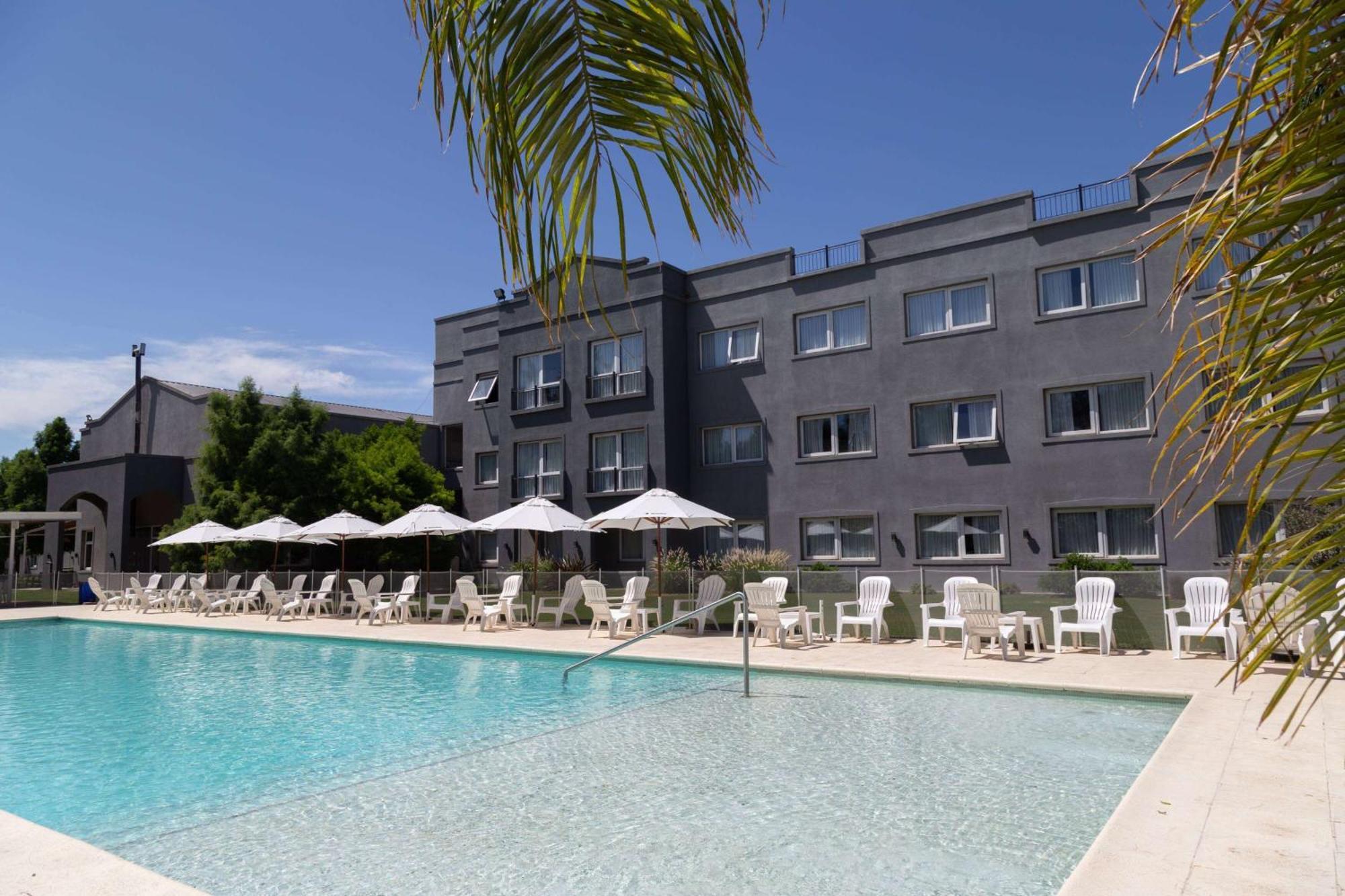 Howard Johnson Hotel & Resort Funes Exteriör bild
