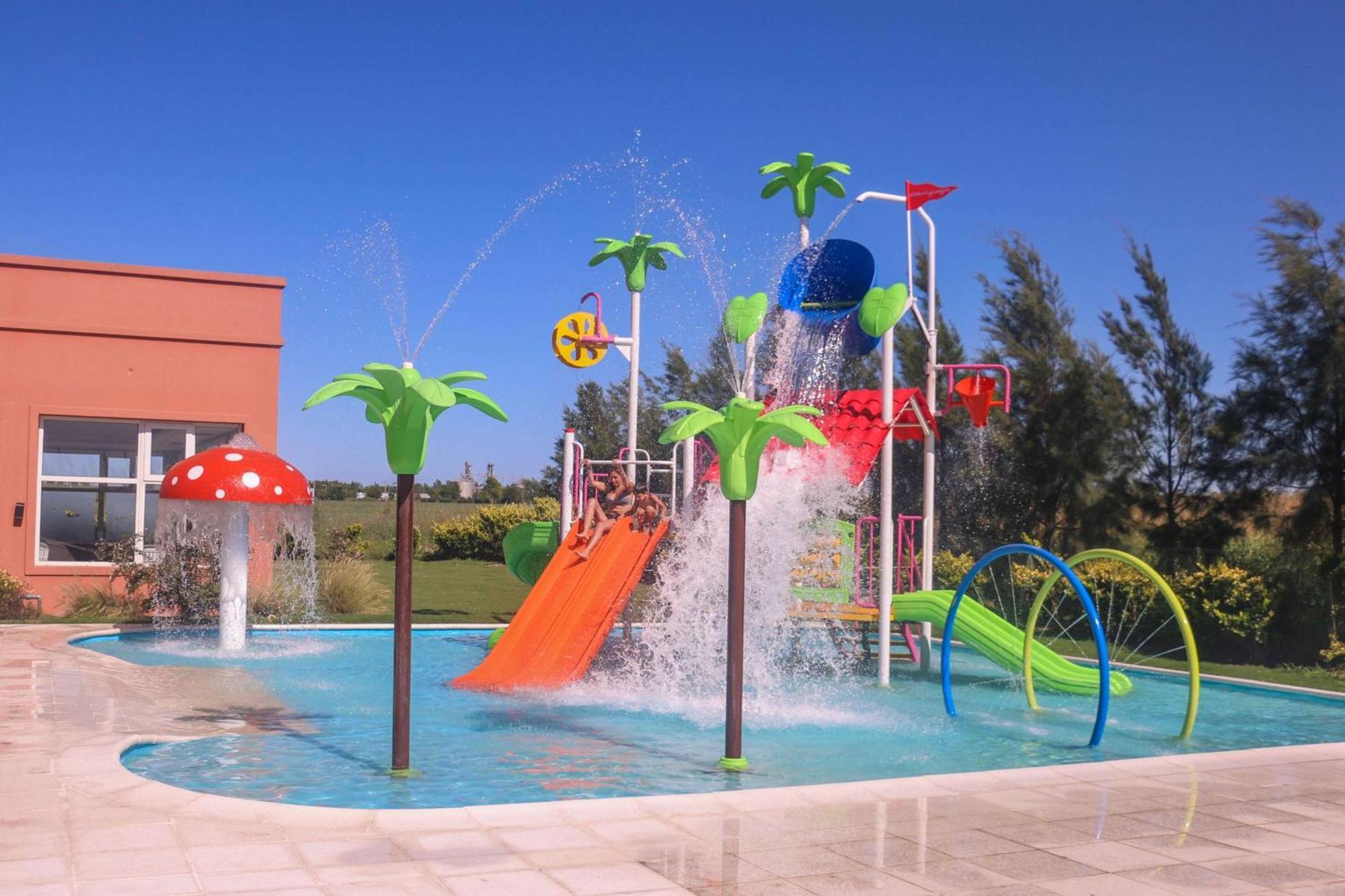 Howard Johnson Hotel & Resort Funes Exteriör bild