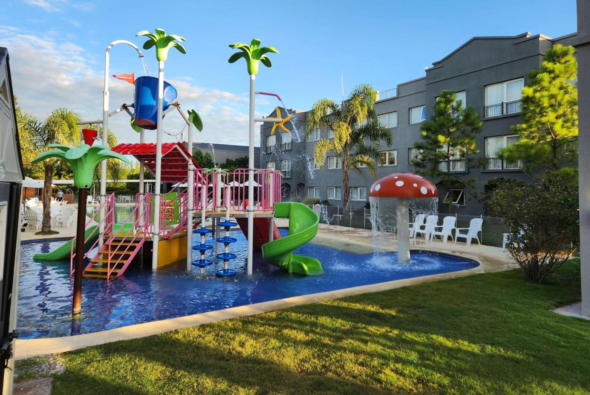 Howard Johnson Hotel & Resort Funes Exteriör bild