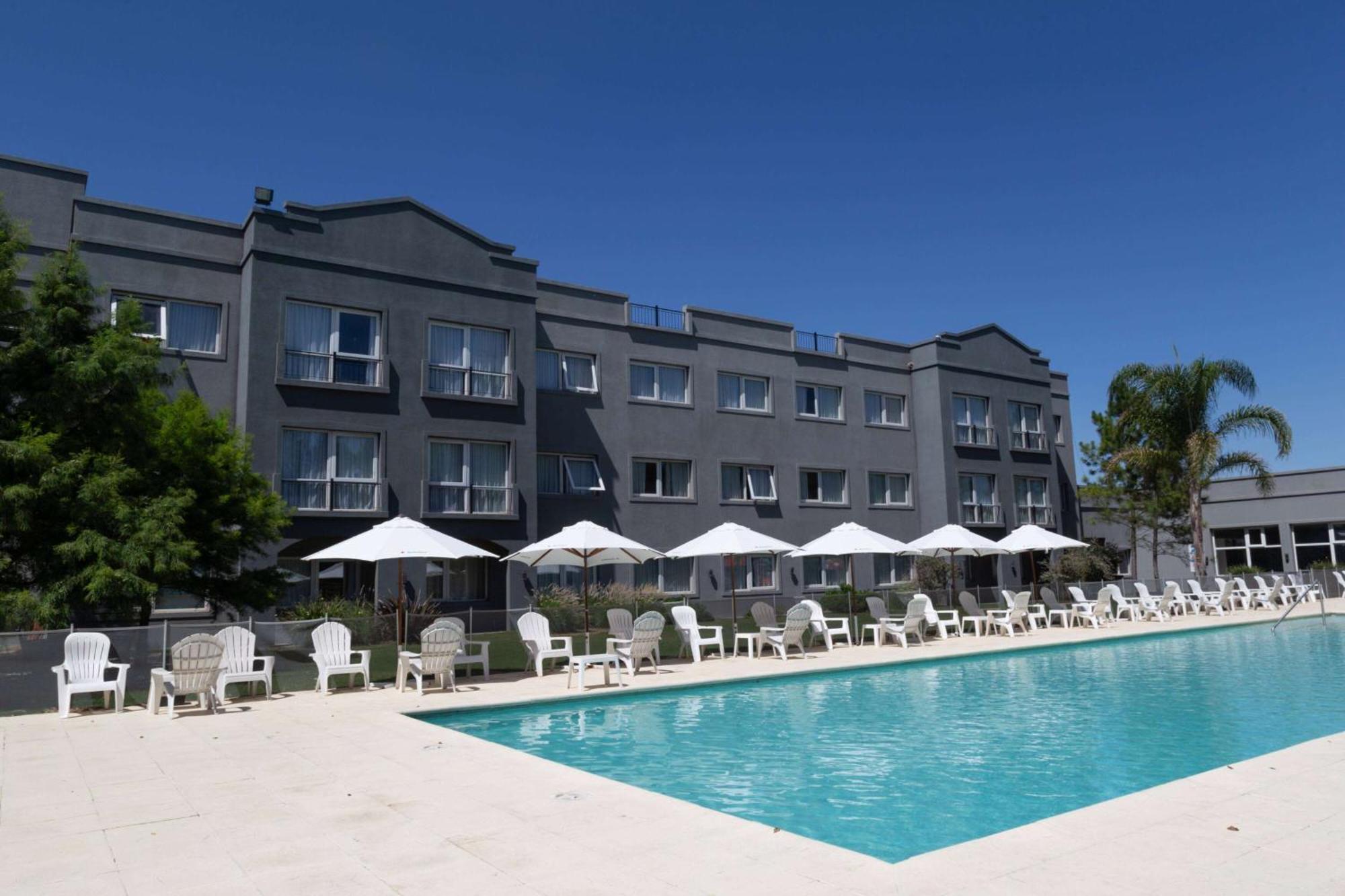 Howard Johnson Hotel & Resort Funes Exteriör bild